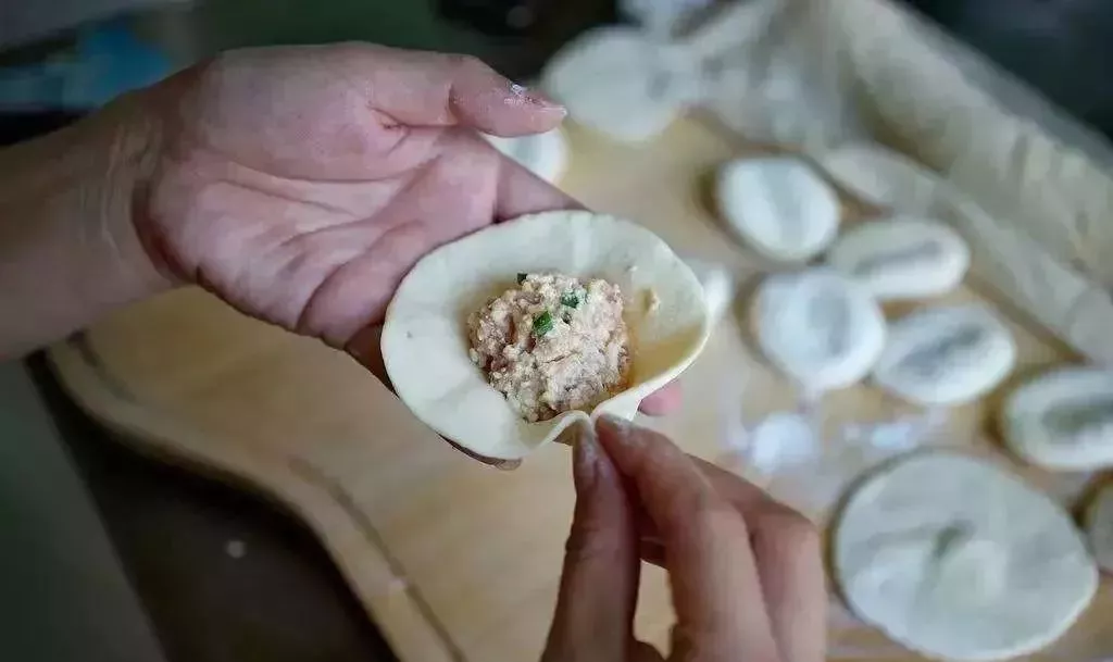 一天生產45萬個包子！實拍正大無人包子生產線